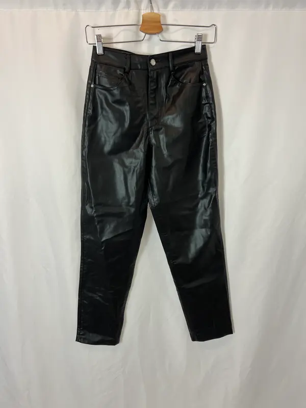 ZARA. Pantalón negro efecto piel  T.34