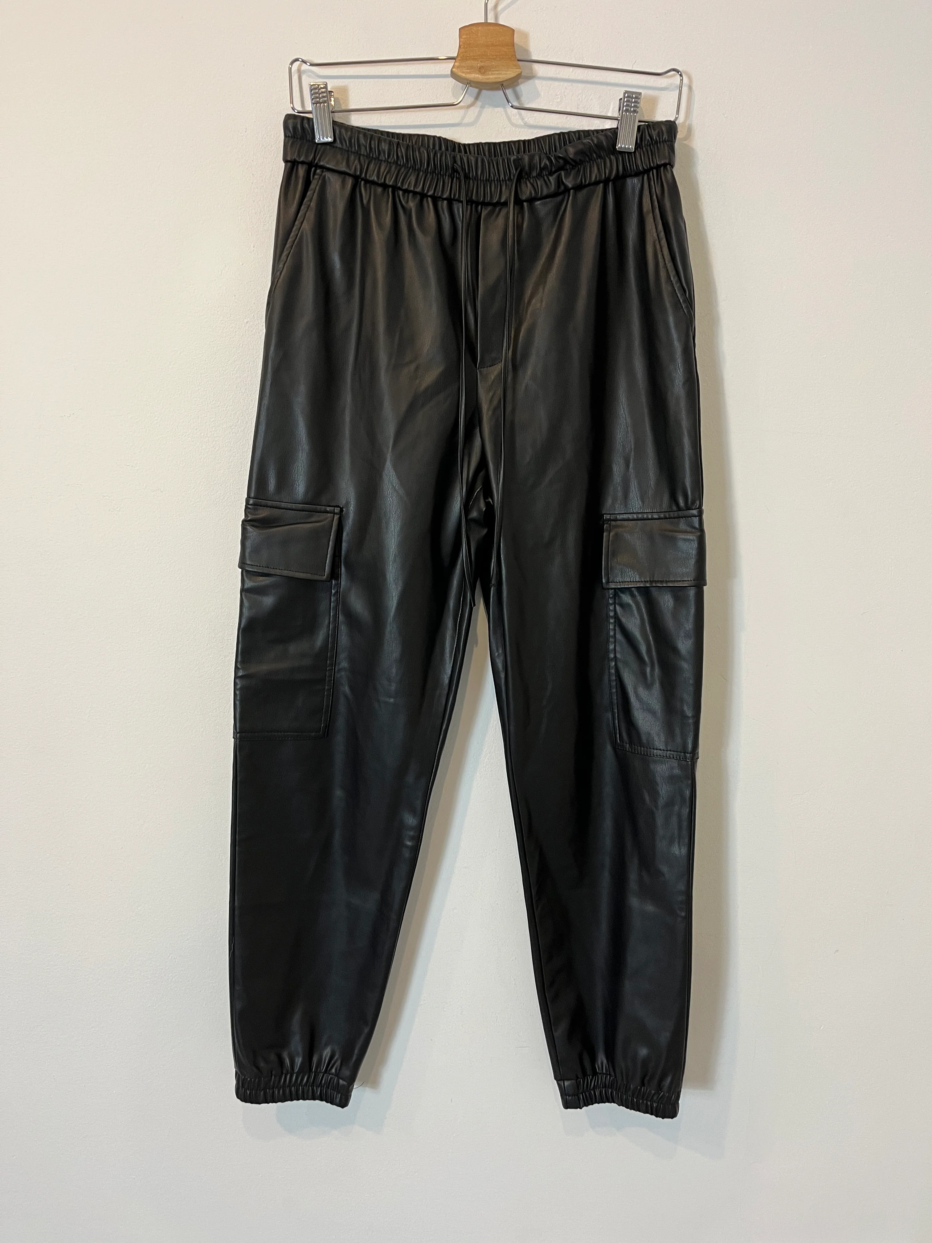 ZARA. Pantalón negro efecto piel T.s