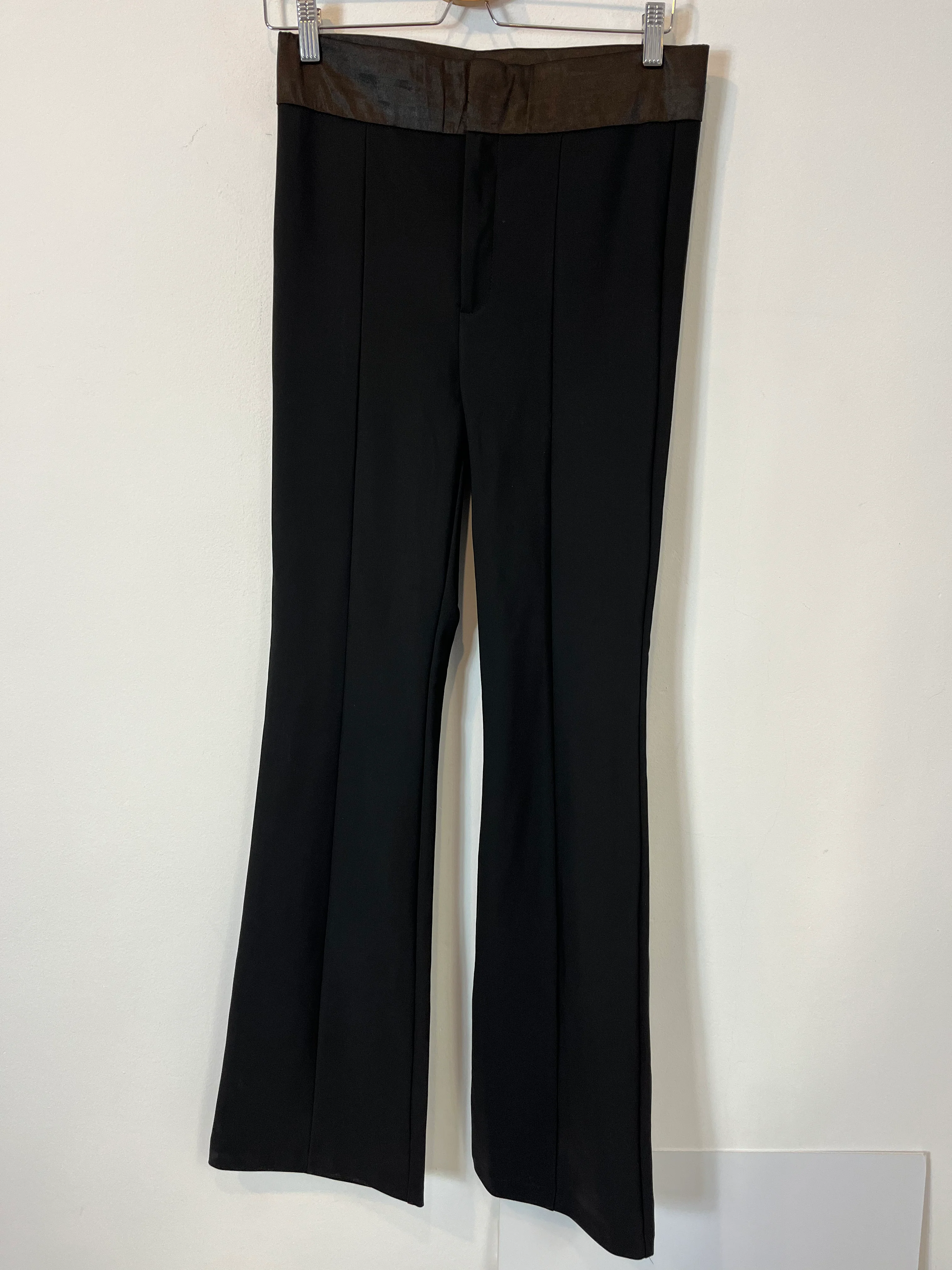 ZARA. Pantalón negro elástico detalle cintura. T L