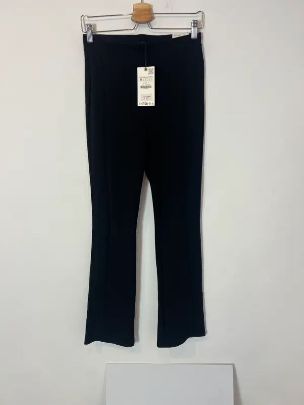 ZARA. Pantalón negro elástico. T M