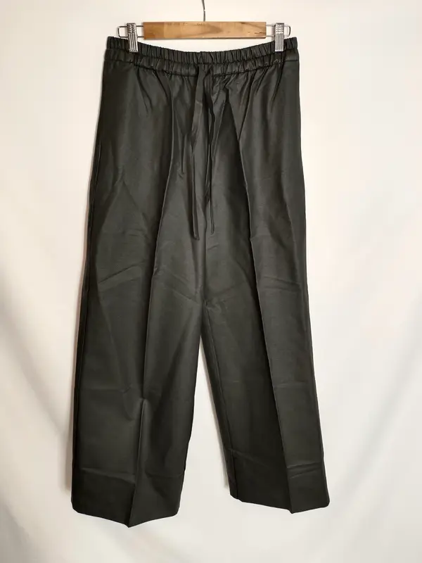 ZARA. Pantalón negro encerado T.m