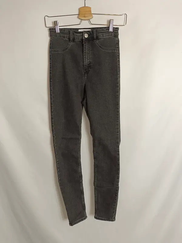 ZARA. Pantalón negro entallado T.36