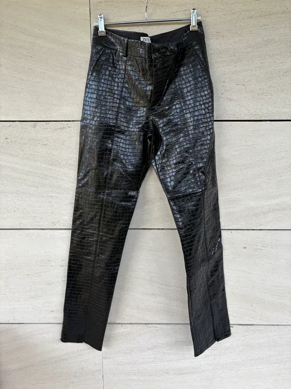 ZARA. Pantalón negro piel troquelada