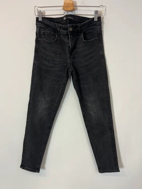 ZARA. Pantalón negro pillito T.38
