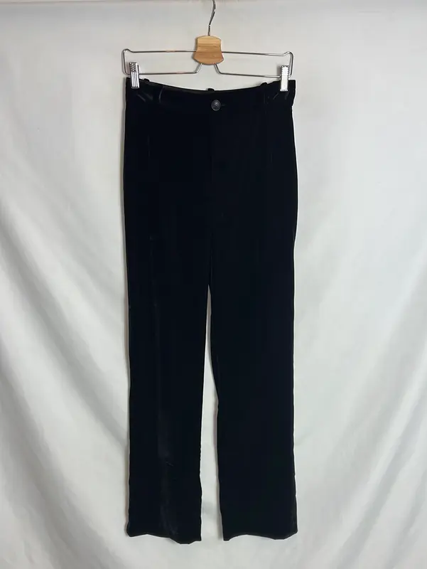 ZARA. Pantalón negro pinzas terciopelo. T S