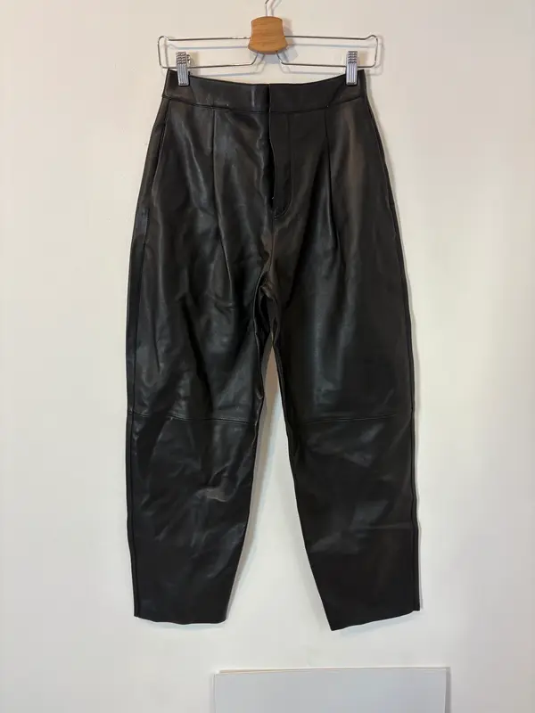 ZARA. Pantalón piel pinzas