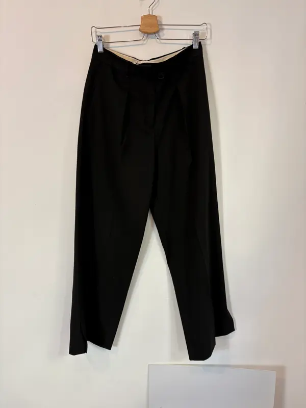 ZARA. Pantalón pinzas botón lateral