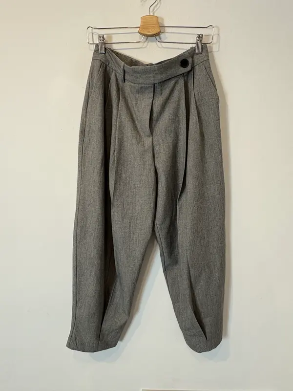 ZARA. Pantalón pinzas gris . T M