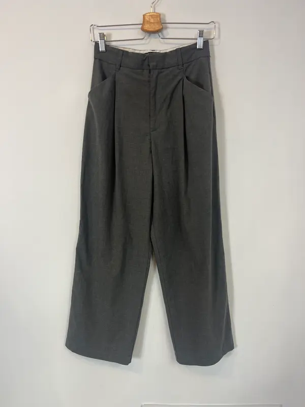 ZARA. Pantalón pinzas gris. T S