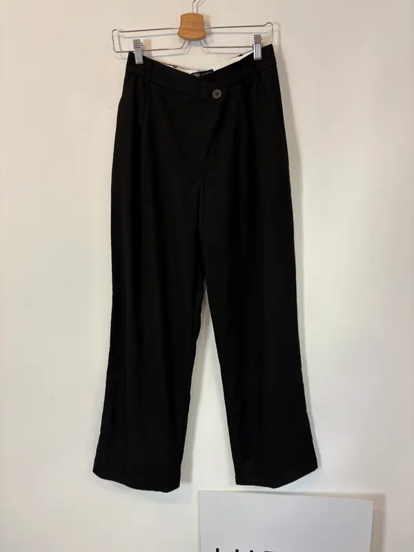 ZARA. Pantalón pinzas negro ancho