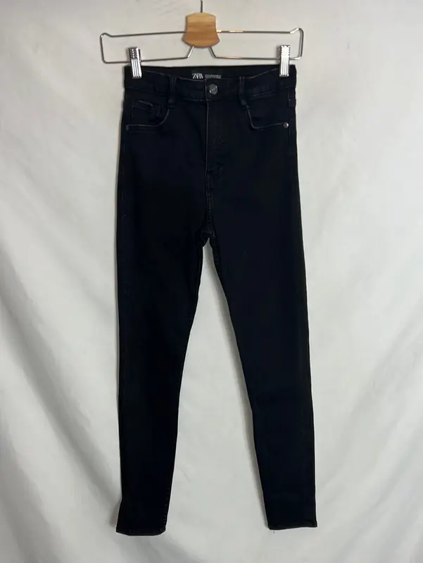 ZARA. Pantalón pitillo negro cintura alta. T 36
