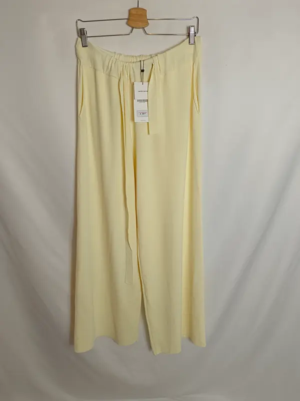 ZARA. Pantalón punto crema T.m