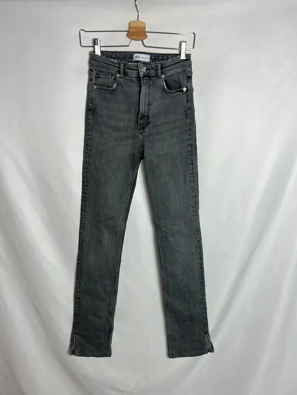 ZARA. Pantalón recto apreturas gris. T 36