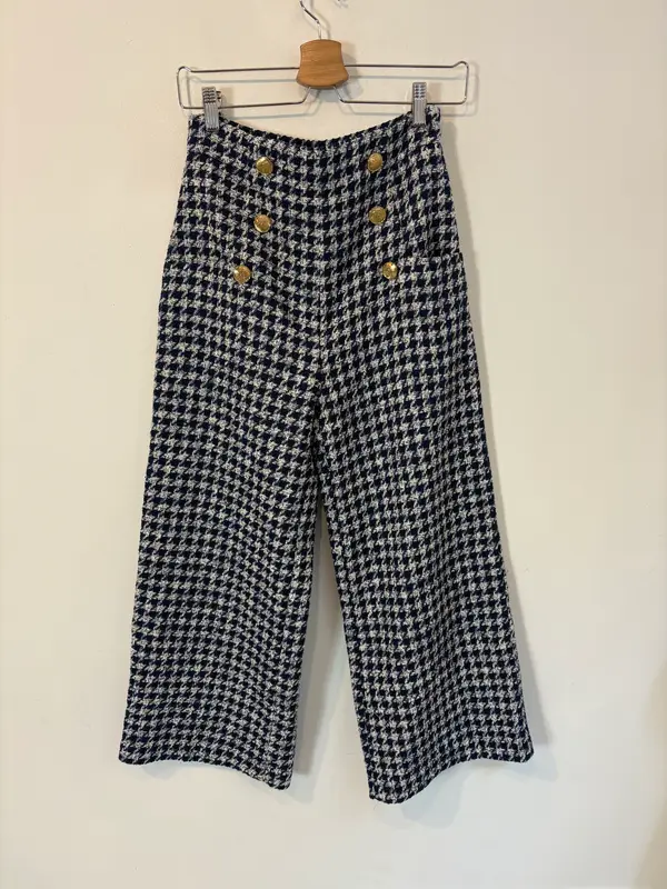 ZARA. Pantalón tweed botones dorados
