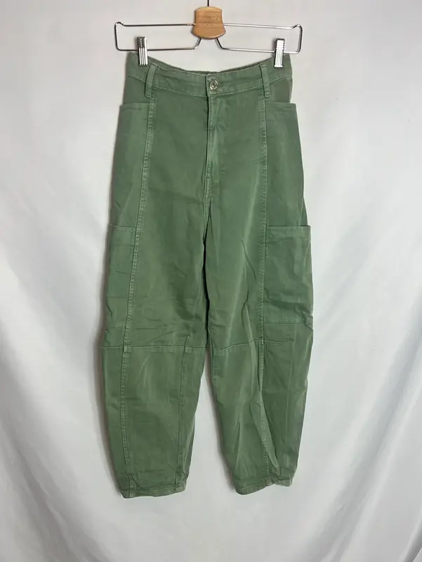 ZARA. Pantalón verde bolsillos. T XS