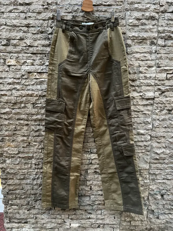 ZARA. Pantalón verde bolsillos