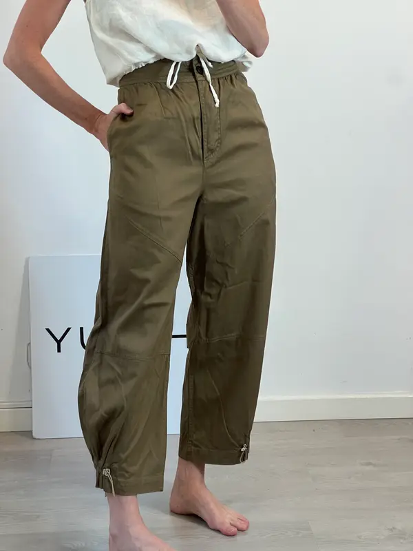 ZARA. Pantalón verde caqui abotonado. T XS