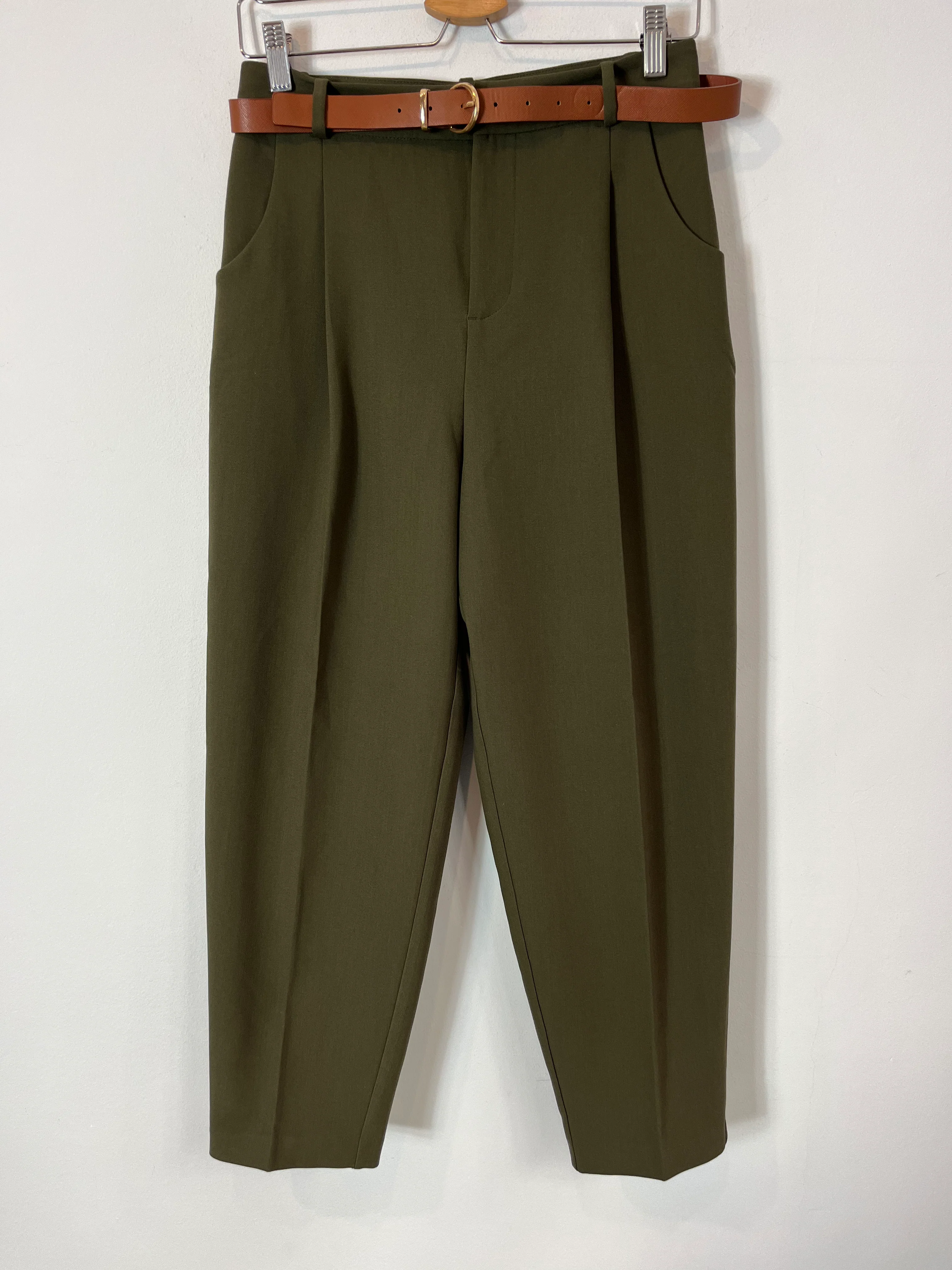 ZARA. Pantalón verde pinzas. T XS