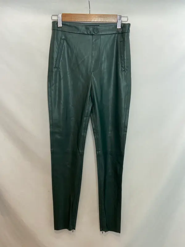 ZARA. Pantalones polipiel verdes T. S