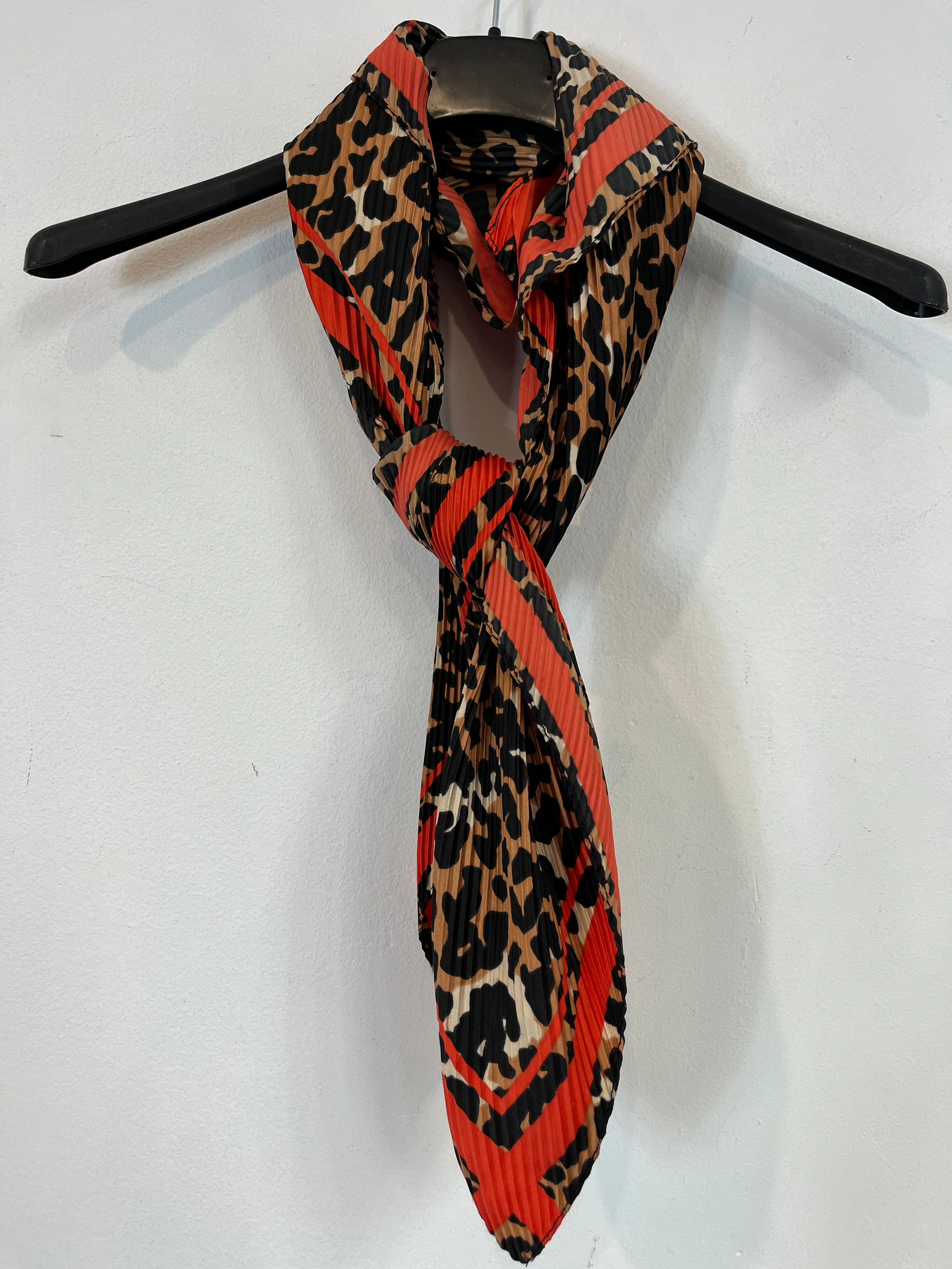 ZARA. Pañuelo animal print