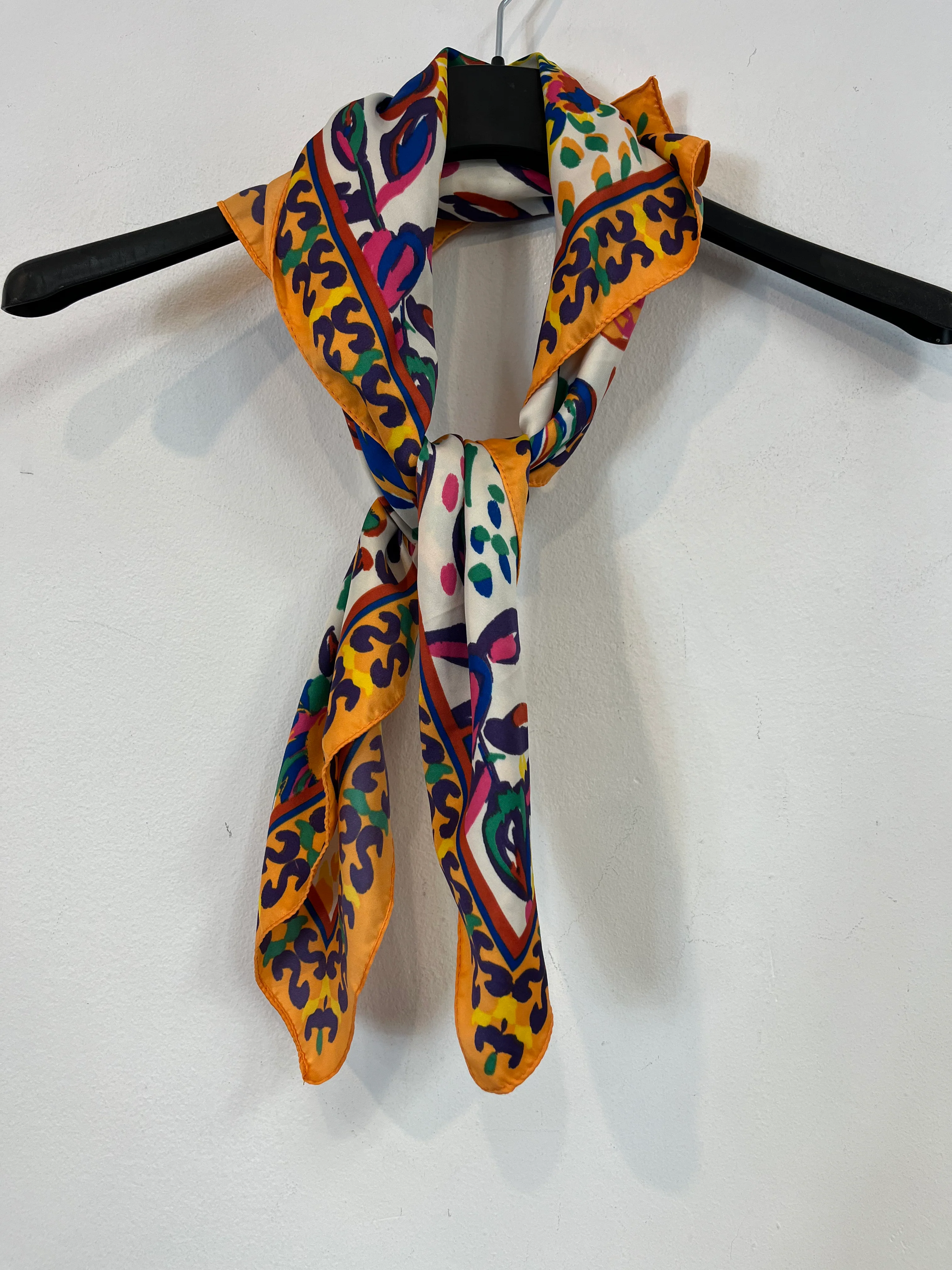 ZARA. Pañuelo flores colores
