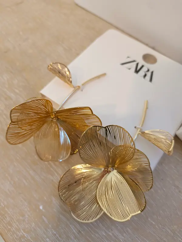 ZARA. Pendientes flor dorada