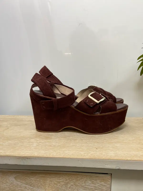 ZARA. Plataforma antelina burdeos T.38