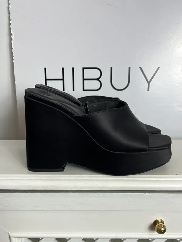 ZARA. Plataformas negras satinadas. T 39