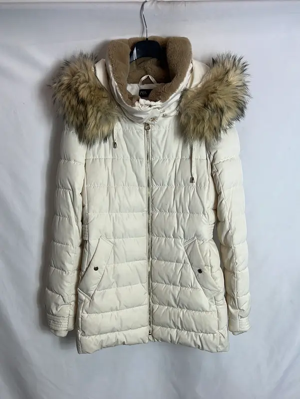 ZARA. Plumas beige claro capucha. T M