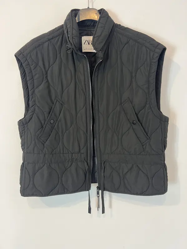 ZARA. plumas negro sin mangas T.s