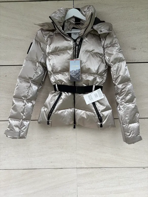 ZARA . Plumas ski metalizado