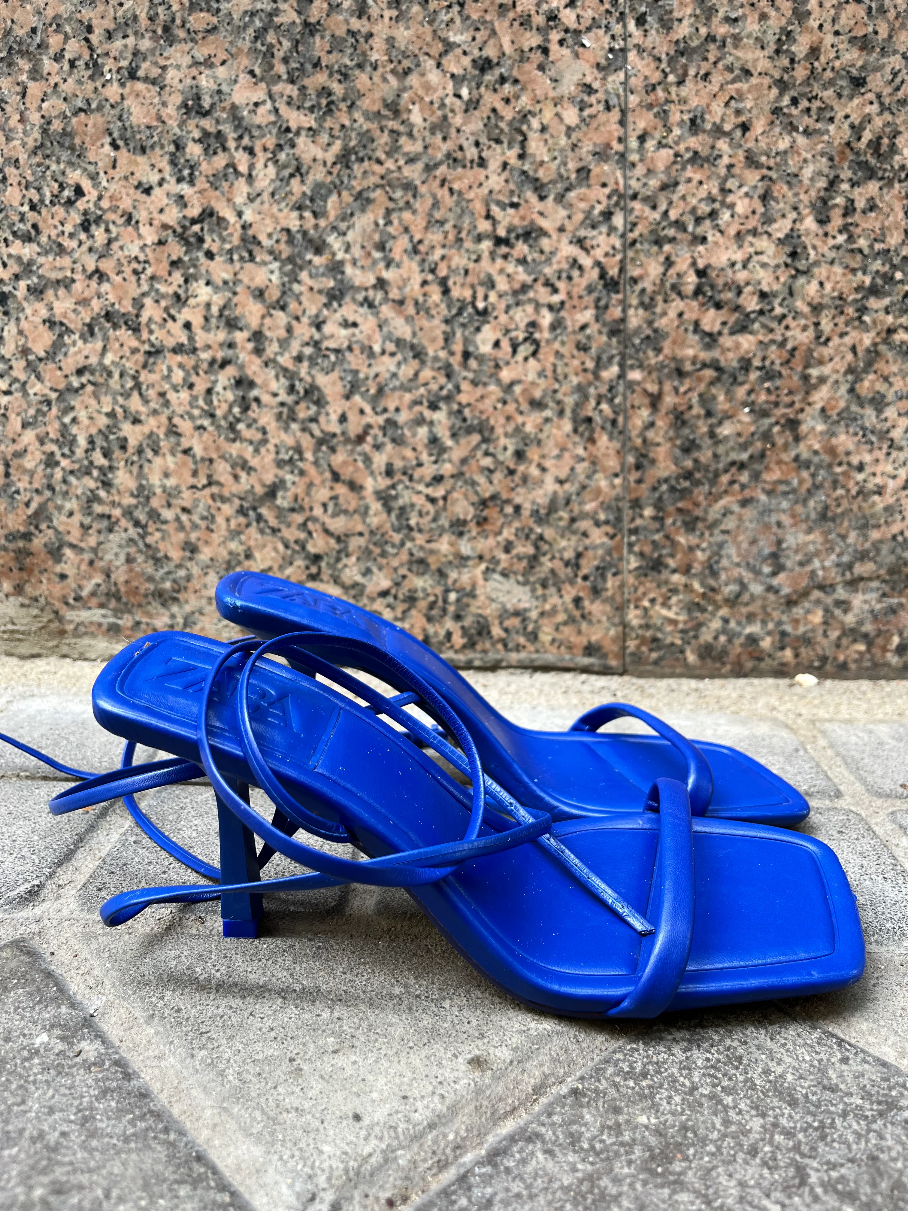 ZARA. Sandalia azul tiras. T 38