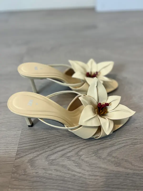 ZARA. Sandalia beige flor. T 38