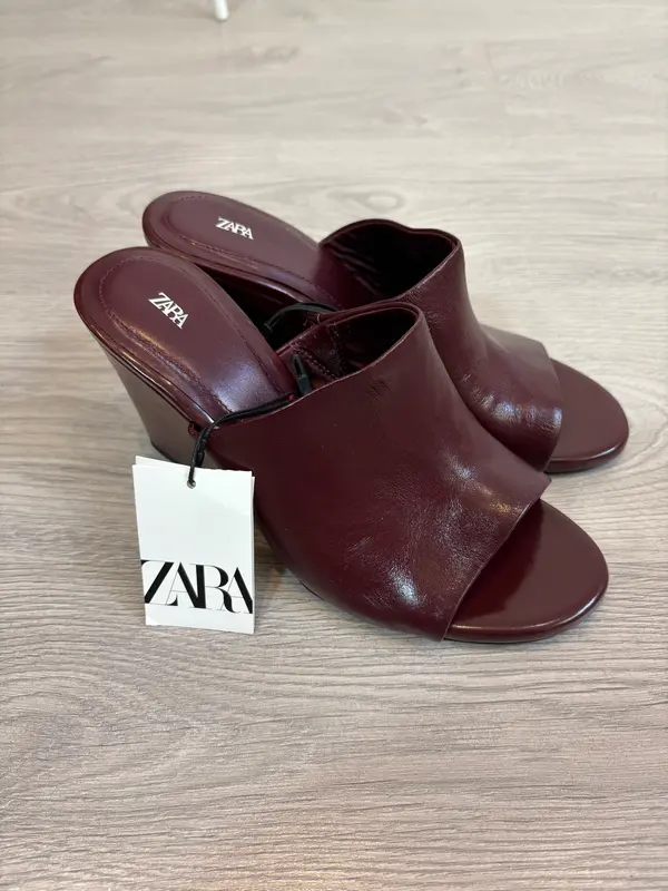 ZARA. Sandalia burdeos piel T 39