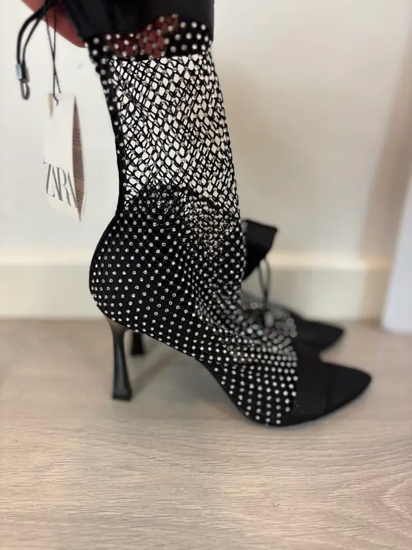 ZARA. Sandalia  efecto botín tachuelas. T 38