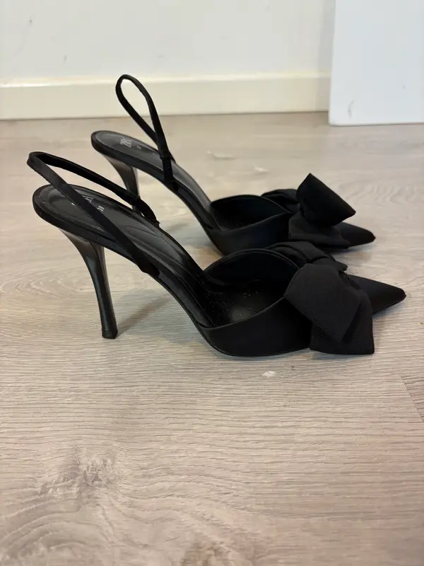ZARA. Sandalia negra lazo. T 38