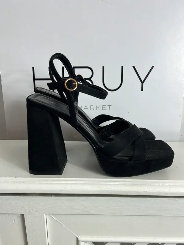 ZARA. Sandalia negra plataforma. T 39