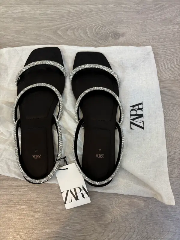 ZARA. Sandalia plana tiras brillo. T 40
