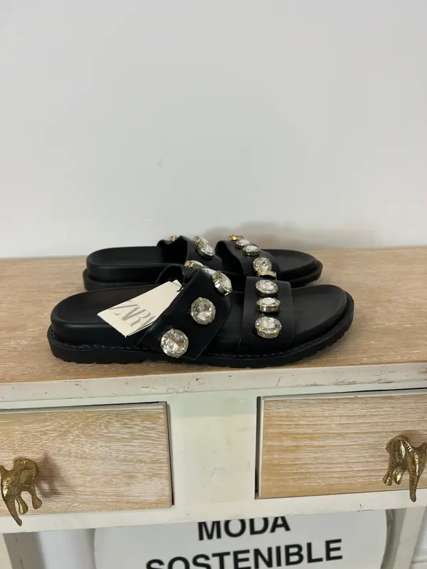 ZARA. Sandalia plana tiras pedrería. T 38