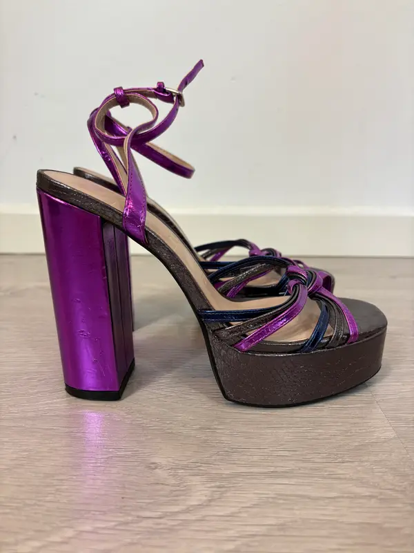ZARA. Sandalia plataforma tonos metalizados. T 38