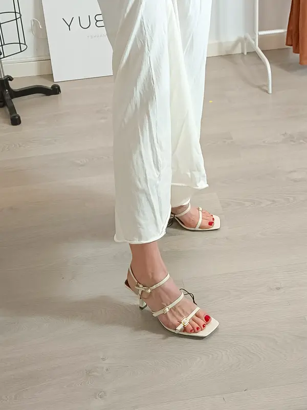 ZARA. Sandalias blancas y burdeos tiras hebillas. T 38
