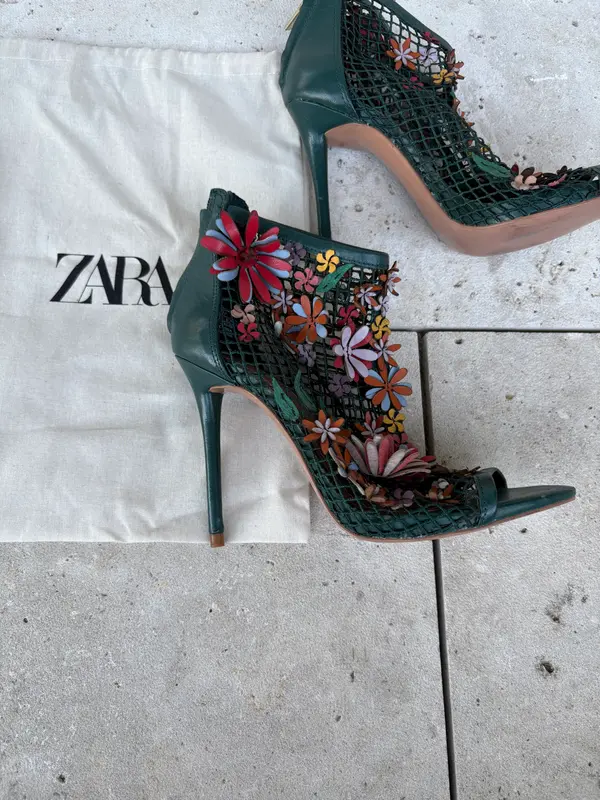 ZARA. Sandalias piel flores. T 36