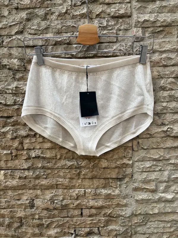 ZARA. Shorts mini beige lentejuelas