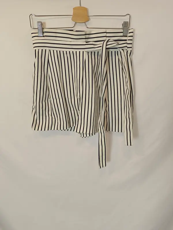 ZARA. Shorts rayas lazada T.m