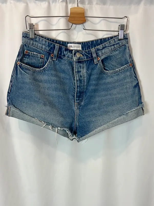 ZARA. Shorts vaquero dobladillo T.40