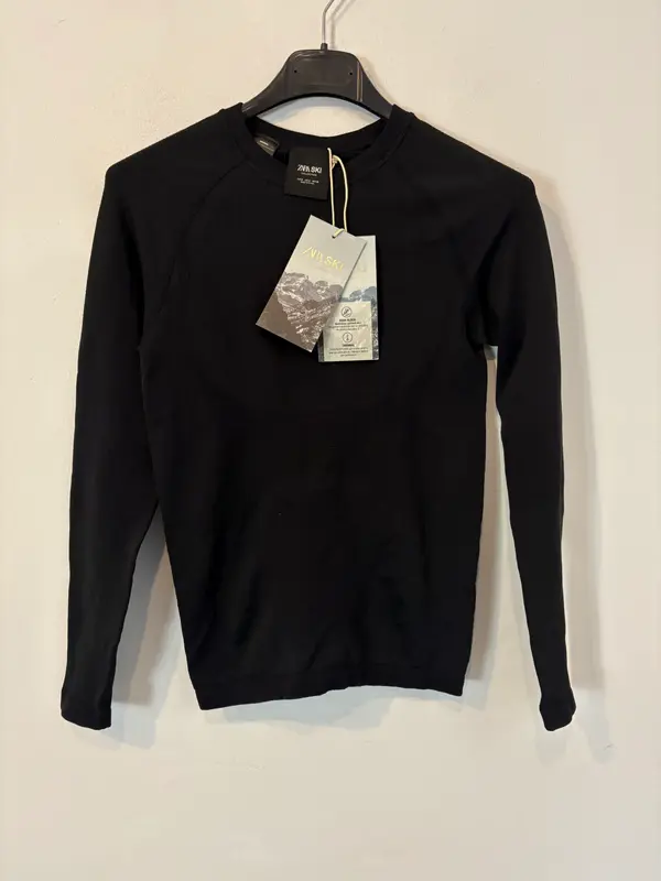 ZARA SKI. Camiseta negra ski