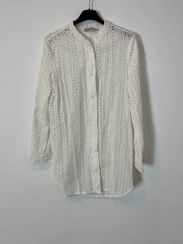 ZARA. Sobre camisa blanca troquelada T.xs