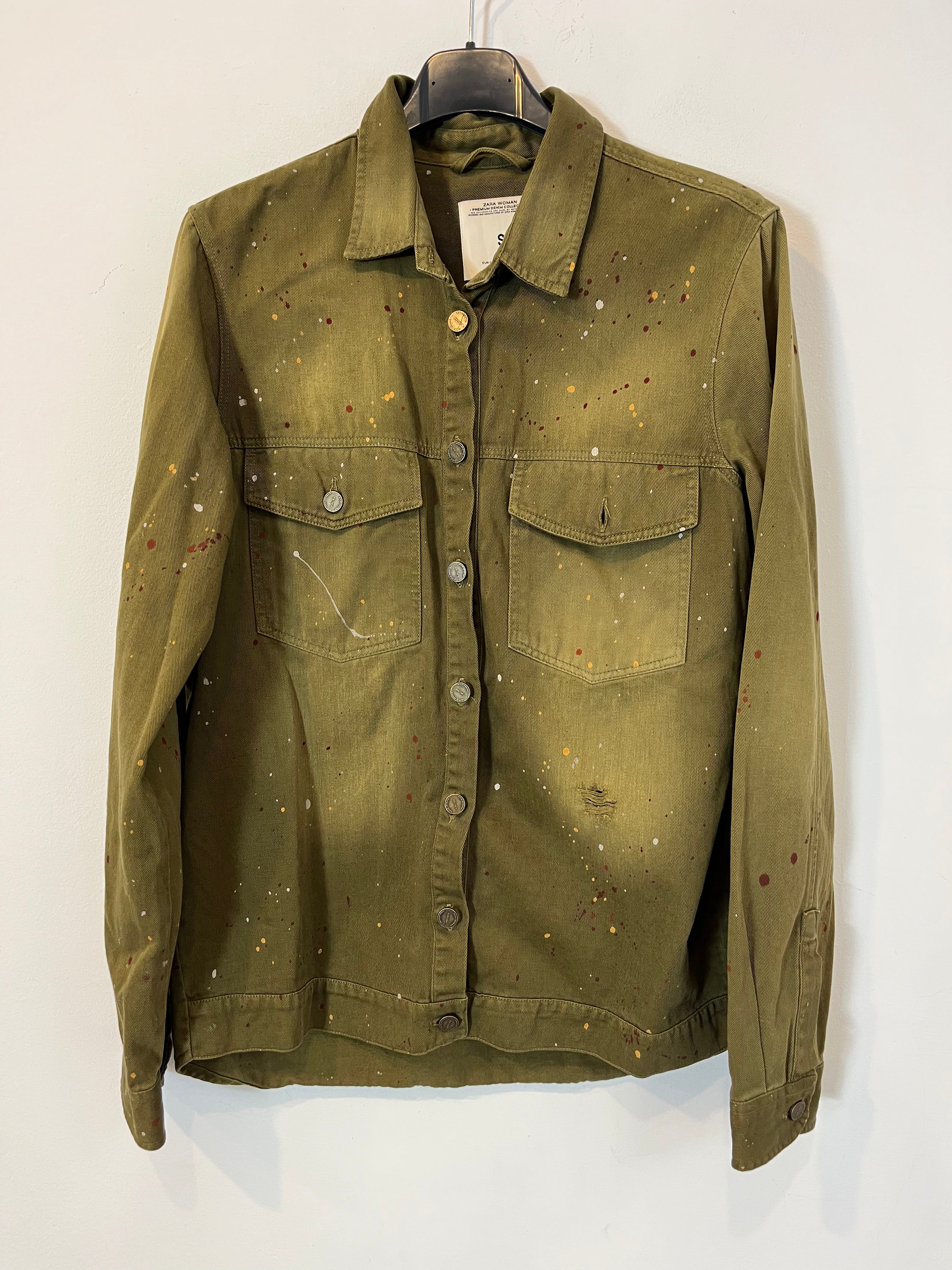 ZARA. Sobre camisa verde pintura. T S