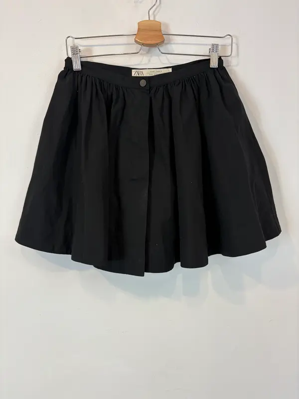 ZARA STUDIO COLLECTION. Falda negra detalle botones