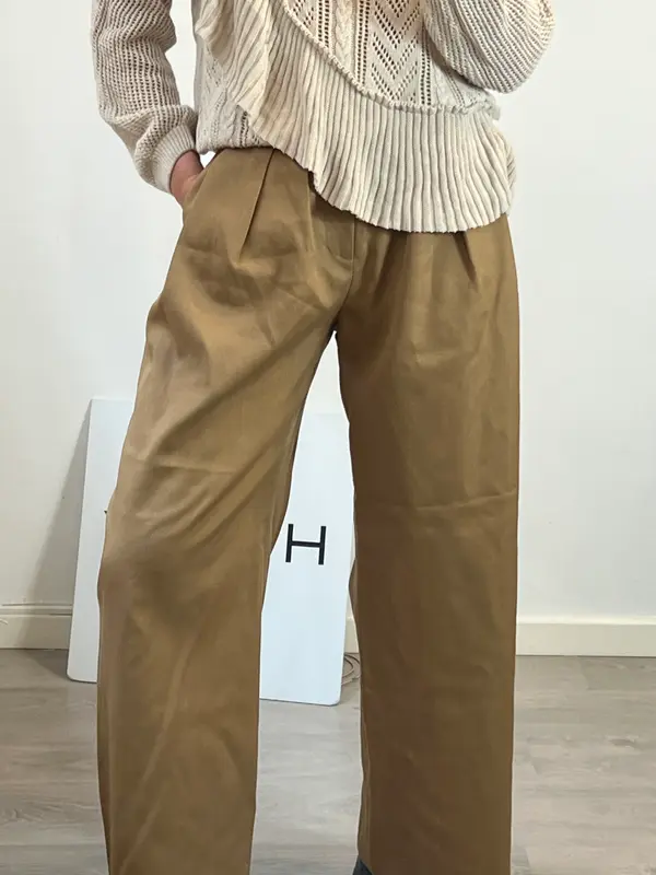 ZARA STUDIO . Pantalón camel pinzas